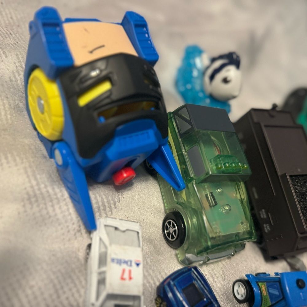 Cars Cars & More Cars! Racers, model cars, jeep, transformer, spins & more! (20) - Picture 3 of 16